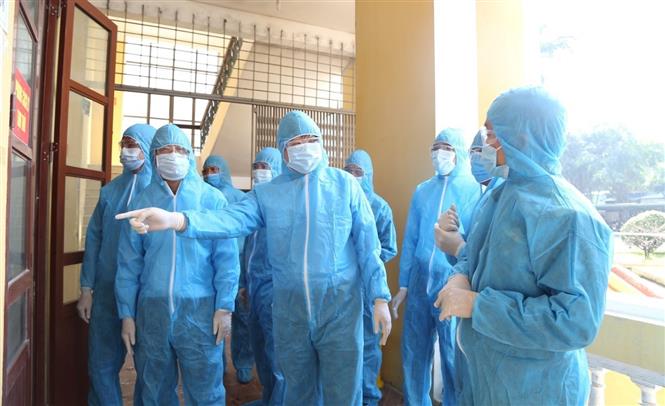 Kiểm tra công tác cách ly y tế tại khu cách ly tập trung Trường Cao đẳng Y tế Hà Nam. Ảnh: Nguyễn Chinh - TTXVN