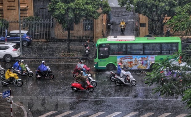 Khu vực Hà Nội nhiều mây, có mưa rào và rải rác có dông. 