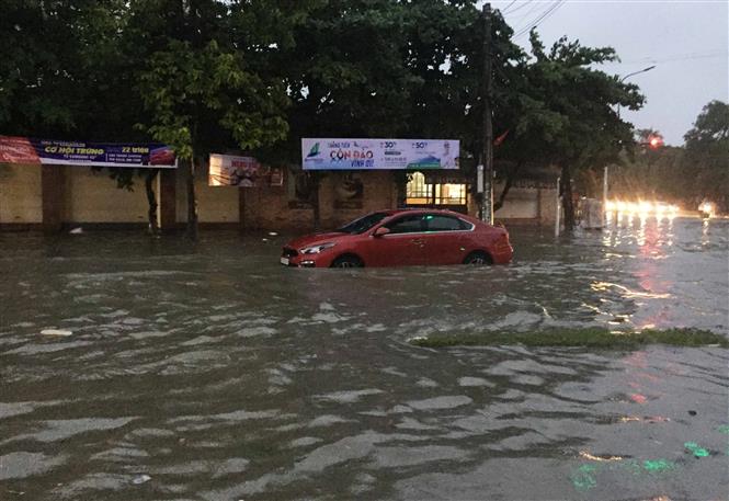 Xe ô tô chết máy không thể di chuyển. Ảnh: Nguyễn Oanh-TTXVN