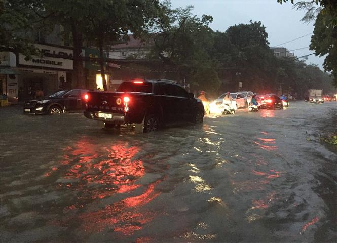 Mưa lớn khiến nhiều tuyến đường ở thành phố Vinh biến thành sông. Ảnh: Nguyễn Oanh-TTXVN