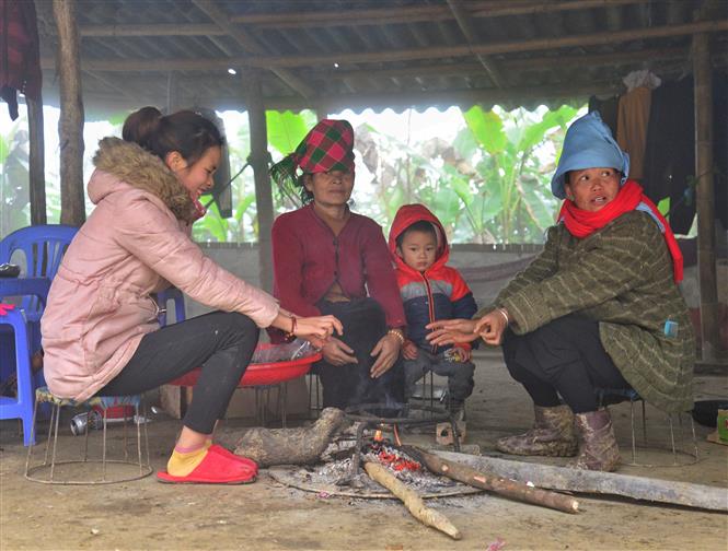 Trong ảnh: Người dân sinh sống trên khu vực đỉnh đèo Pha Đin đốt lửa sưởi ấm ngay từ sáng sớm. Ảnh: Xuân Tiến-TTXVN