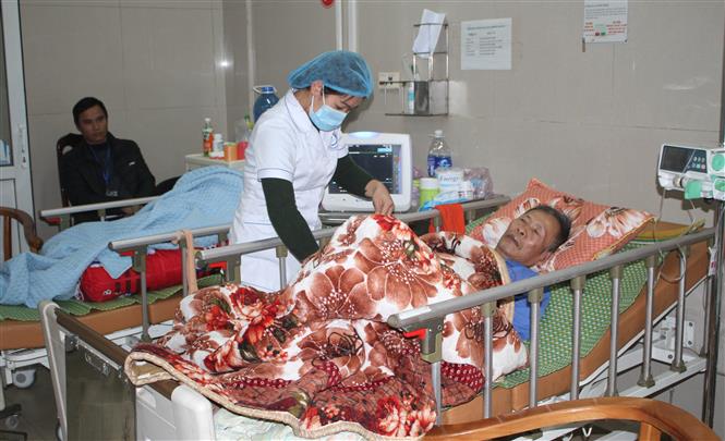 Số người cao tuổi và trẻ nhỏ nhập viện tăng đột biến do ảnh hưởng của thời tiết. Ảnh: TTXVN