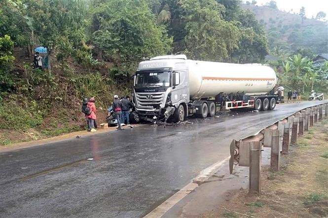 Trong ảnh: Hiện trường vụ tai nạn khiến 1 người tử vong, 6 người bị thương trên Quốc lộ 6, tỉnh Sơn La. Ảnh: TTXVN phát