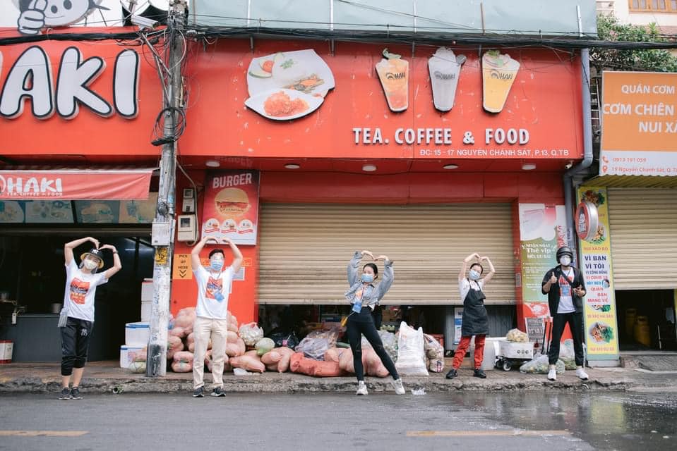 Nghệ sĩ đi tình nguyện mùa dịch, Nghệ sĩ tình nguyện, Nghệ sĩ làm tình nguyện viên, Nghệ sĩ mùa dịch, Nghệ sĩ làm tình nguyện mùa dịch, tình nguyện viên mùa dịch covid-19