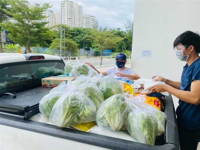 Ca sĩ Thủy Tiên, Thủy Tiên Công Vinh, Thủy Tiên đi bán rau mùa dịch, Thủy Tiên bán rau 0 đồng, ca sĩ Thủy Tiên đi bán rau, Thủy Tiên bán rau giảm giá, Thủy Tiên bán rau