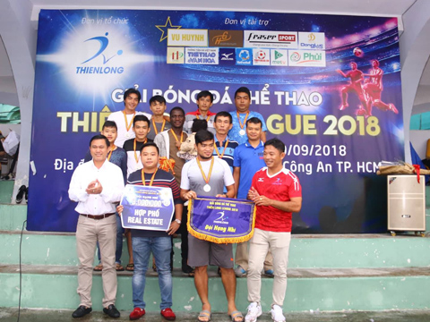 Đội bóng đến từ Tiền Giang nhận HCB Thiên Long League 2018. Ảnh: Đình Viên