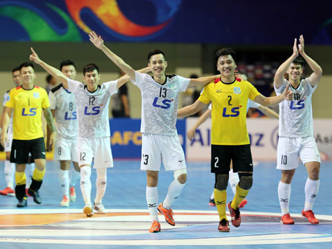 Thủ môn trẻ Hồ Văn Ý và các đồng đội đang viết lịch sử cho futsal Việt Nam trên đất Indonesia. Ảnh: Anh Lập