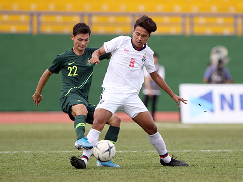 U18 Australia (xanh) toàn thắng 3 trận và xếp trên Việt Nam, còn U18 Thái Lan (trắng) sẽ quyết đấu U18 Việt Nam ở lượt trận thứ 4 tối 13/8. Ảnh: VFF