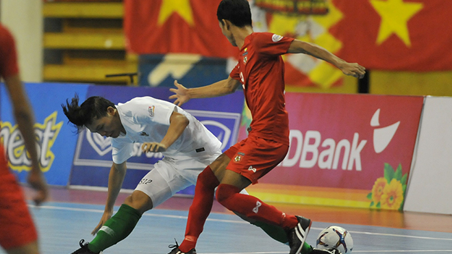 Myanmar (trắng) đã thua Indonesia 3-4 ở trận bán kết 2