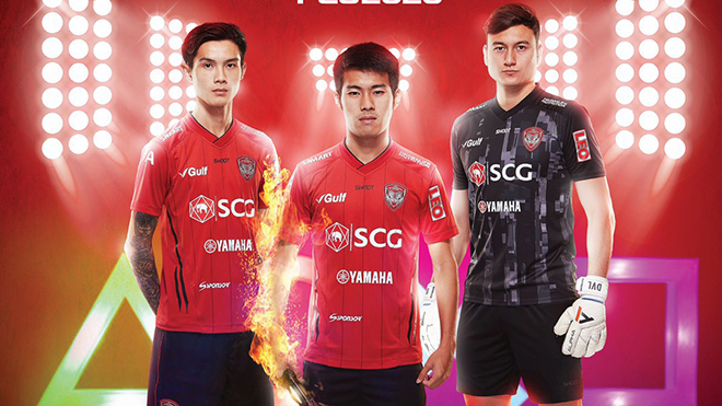 Văn Lâm đang phải chứng kiến những trụ cột quan trọng nhất CLB Muangthong United như Sarach Yooyne (giữa) ra đi. Ảnh: Muangthong United