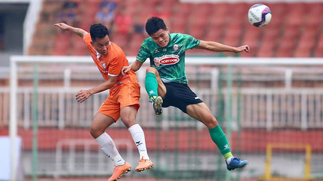 TPHCM (xanh) thua tân binh V-League 2021 Topenland Bình Định 0-2 chiều 29-12. Ảnh: TPHCM