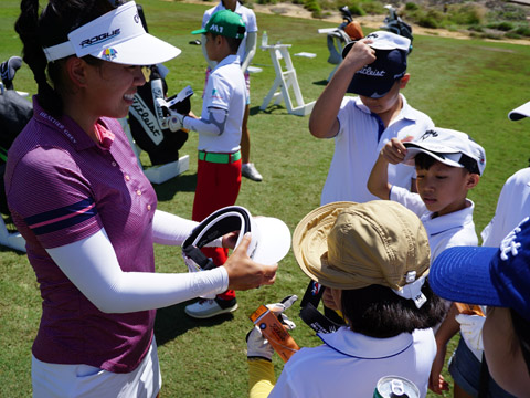 Tay golf đẳng cấp thế giới Brianna Đỗ được các em nhỏ đón chào. Ảnh: BM
