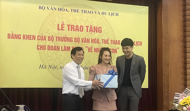 Đoàn phim ‘Về nhà đi con’ nhận Bằng khen của Bộ trưởng Bộ VHTT&DL