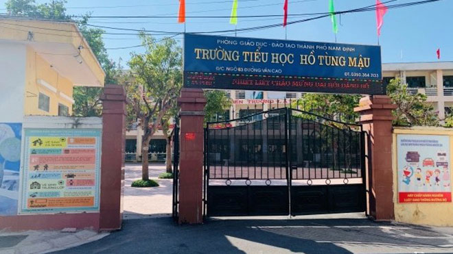 Tạm đình chỉ công tác cô giáo dùng thước đánh vào tay học sinh