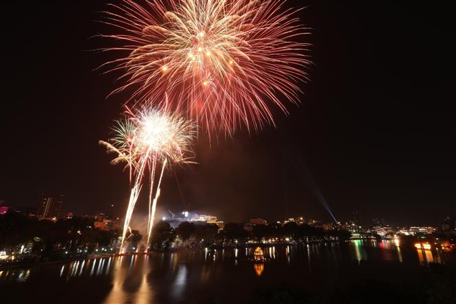 Hà Nội, bắn pháo hoa, đêm Giao thừa, Tết Nguyên đán, Tết Nguyên đán Tân Sửu 2021, Tết 2021, Hà Nội bắn pháo hoa tầm cao