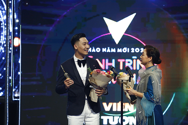 VTV Awards 2021, Mưa lũ lịch sử miền Trung, Hương vị tình thân, Ấn tượng VTV, Phim truyền hình ấn tượng Hương vị tình thân, Hồng Diễm, Mạnh Trường, BTV Tuấn Dương