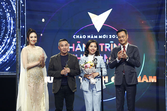 VTV Awards 2021, Mưa lũ lịch sử miền Trung, Hương vị tình thân, Ấn tượng VTV, Phim truyền hình ấn tượng Hương vị tình thân, Hồng Diễm, Mạnh Trường, BTV Tuấn Dương