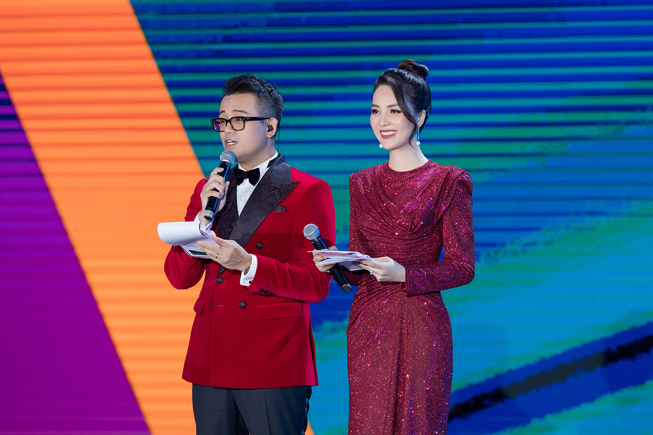 Á hậu Thụy Vân, Thụy Vân và Đức Bảo SEA Games 31, Thụy Vân, Đức Bảo, Thụy Vân đón tuổi mới, SEA Games 31, Lễ bế mạc SEA Games 31