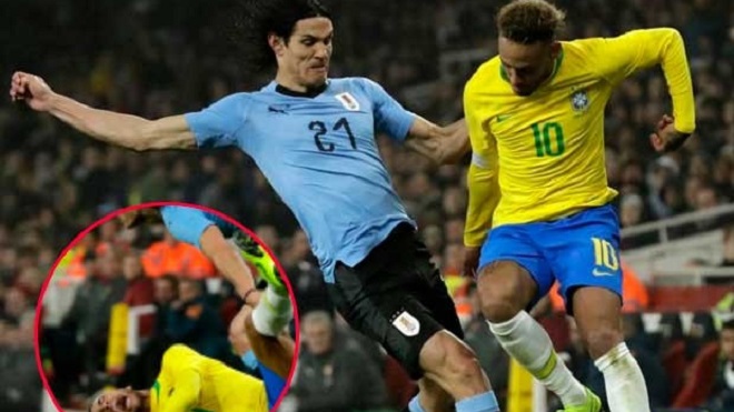 Căng thẳng tột độ, Cavani tuyệt tình đốn ngã Neymar khi đá giao hữu