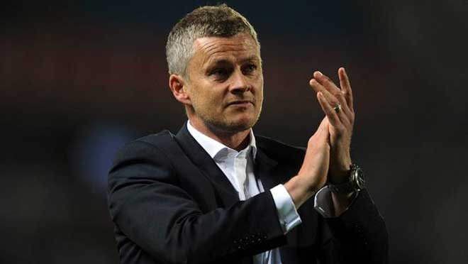 Ole Gunnar Solskjaer đã có mặt ở Manchester, chuẩn bị tiếp quản ghế HLV M.U