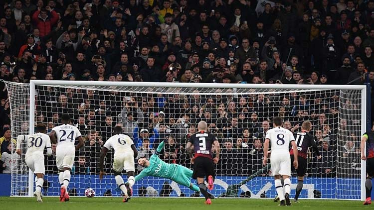 Bóng đá hôm nay 20/2: Tottenham nhận trái đắng ở C1. Fernandes được so sánh với Scholes