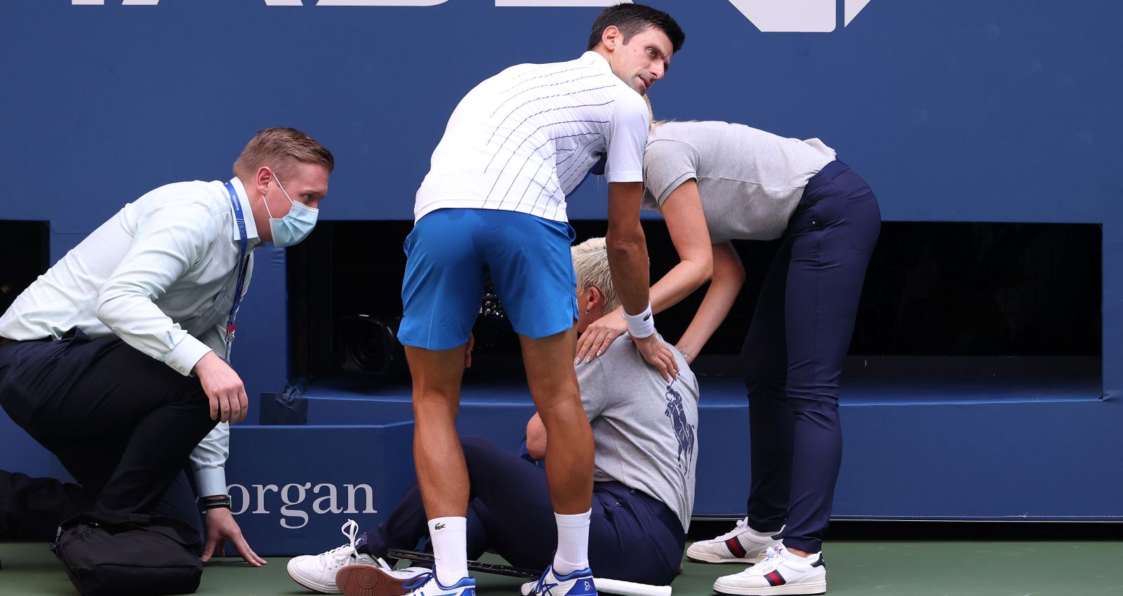 Djokovic bị loại khỏi US Open, Djokovic hành động phi thể thao, Mỹ mở rộng, Djokovic vs Busta, Djokovic đánh bóng trúng nữ trọng tài, Djokovic bị loại, kết quả US Open