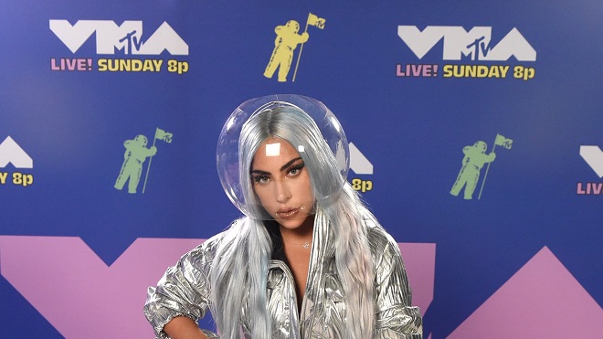 Lady Gaga 'cách tân' khẩu trang, Miley Cyrus gợi cảm dự VMA 2020