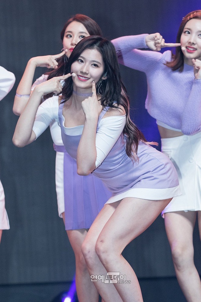 Twice, Sana Twice táo bạo với đồ ngắn, Sana Twice khoe da thịt, Sana twice, twice sana, kpop, twice 2020, quyến rũ