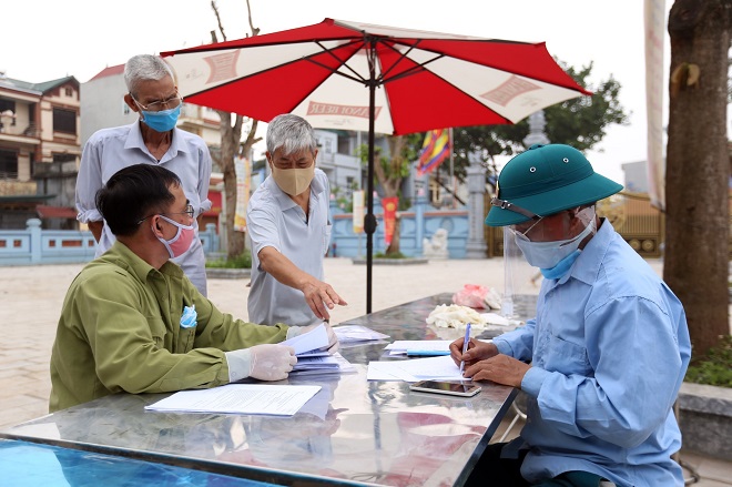 Dịch COVID-19, Những chiến sĩ áo trắng, tại điểm cách ly thôn Hạ Lôi, bệnh nhân 243, Hà Nội, COVID-19