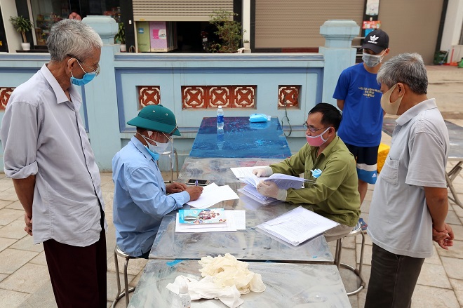 Dịch COVID-19, Những chiến sĩ áo trắng, tại điểm cách ly thôn Hạ Lôi, bệnh nhân 243, Hà Nội, COVID-19