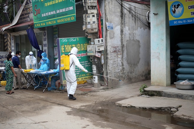 Dịch COVID-19, Những chiến sĩ áo trắng, tại điểm cách ly thôn Hạ Lôi, bệnh nhân 243, Hà Nội, COVID-19