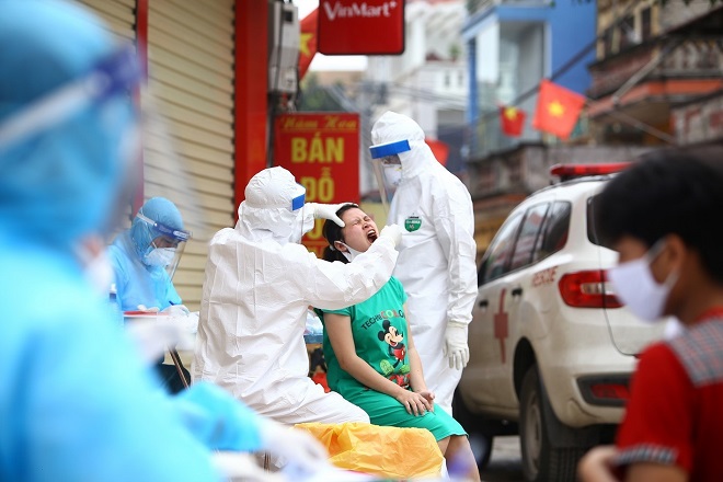 Dịch COVID-19, Những chiến sĩ áo trắng, tại điểm cách ly thôn Hạ Lôi, bệnh nhân 243, Hà Nội, COVID-19