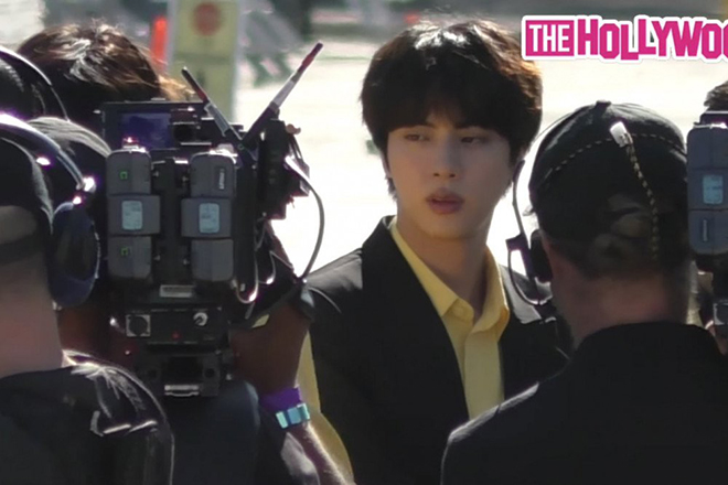 BTS, Jin, Jin trai đẹp toàn cầu, Jin khiến cameramen ngẩn ngơ, V BTS, Jungkook