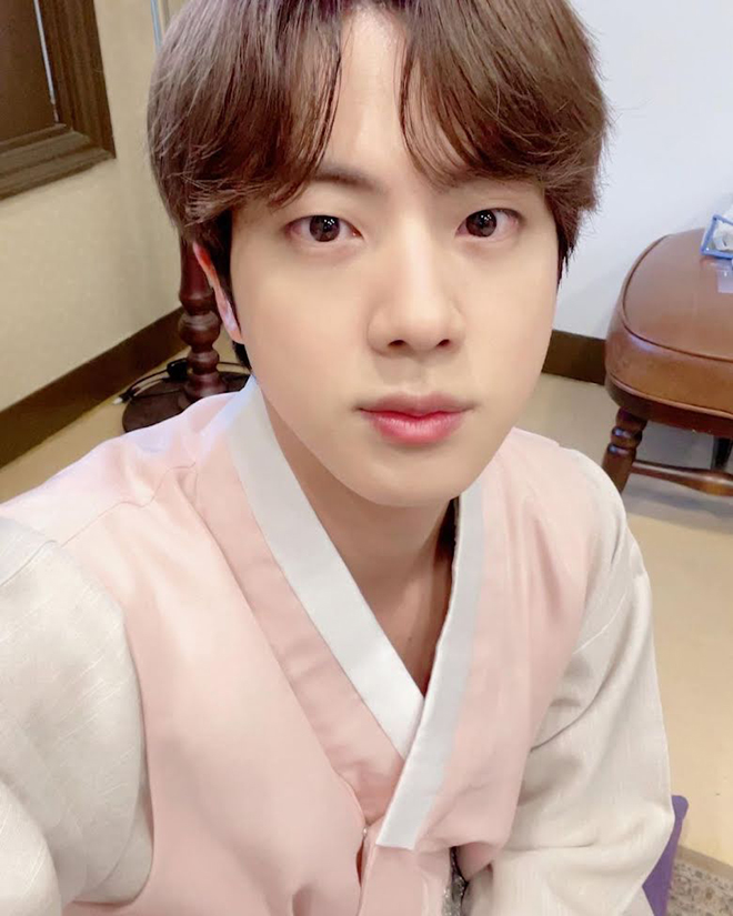 BTS, Jin, Jin trai đẹp toàn cầu, V BTS, Jimin, Jin BTS diện đồ siêu nhân trong công viên Mỹ