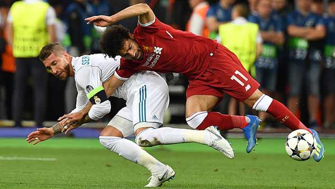 Salah vẫn phải băng bó vai, fan Liverpool lại nguyền rủa Sergio Ramos