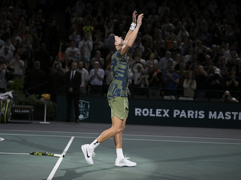 Djokovic thua tay vợt 19 tuổi ở chung kết Paris Masters 2022