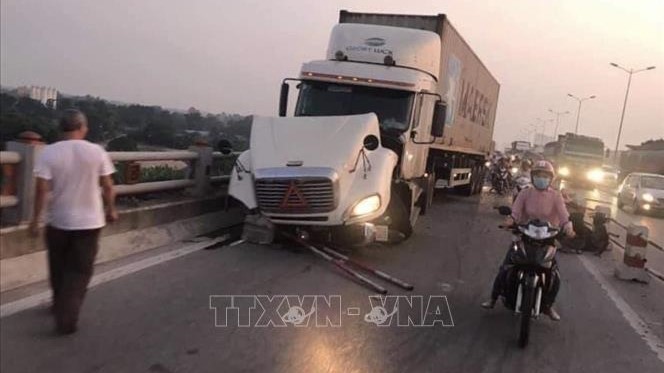 Xe container mất lái đâm hàng loạt xe máy trên cầu Thanh Trì, Hà Nội