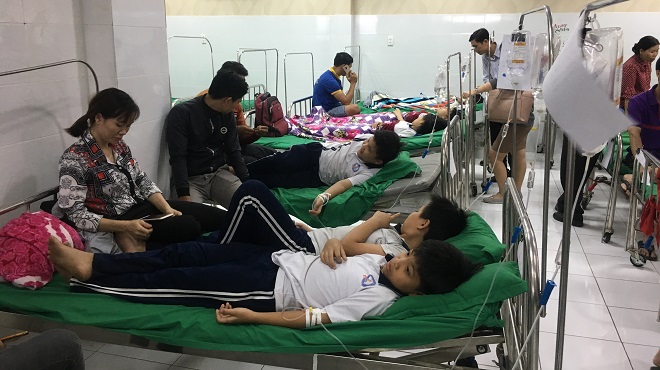 Gần 30 học sinh nghi bị ngộ độc thực phẩm sau bữa liên hoan