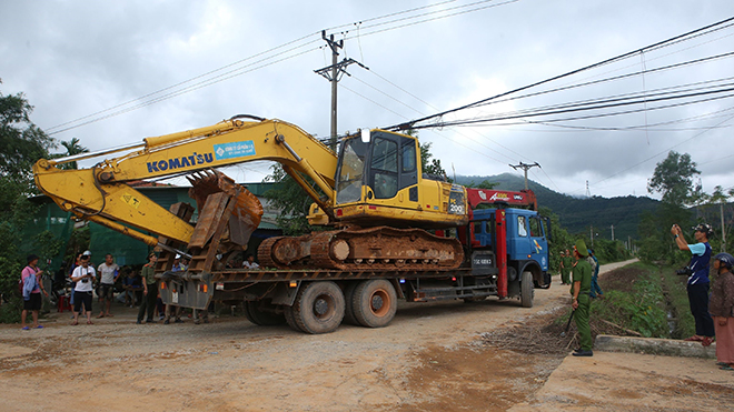 Vụ sạt lở tại Thủy điện Rào Trăng 3: Lên phương án phá nổ tảng đá khoảng 20 tấn án ngữ trên đường 71 