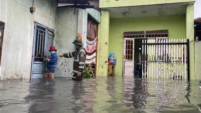 Áp thấp nhiệt đới suy yếu thành một vùng áp thấp, tiếp tục gây mưa lớn ở Trung Bộ