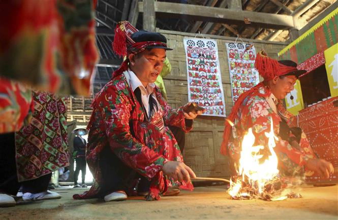 Văn khấn lễ hóa vàng, Tạ năm mới Nhâm Dần, Bài cúng tạ năm mới, Hóa vàng, tạ năm mới, văn khấn hóa vàng, ngày giờ đẹp hóa vàng, hóa vàng tết nguyên đán, bài lễ tạ năm mới
