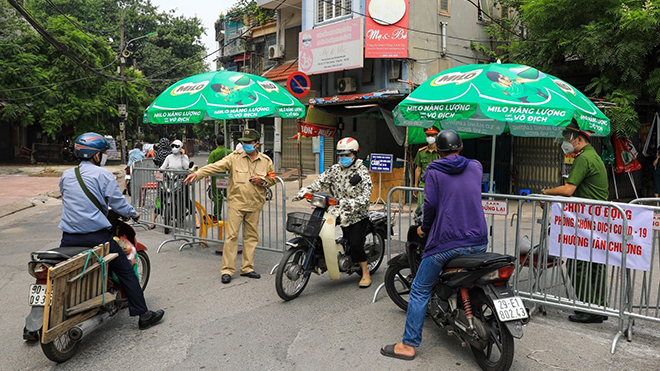 Hà Nội: Tháo dỡ 39 chốt kiểm soát dịch tại các tuyến đường ra, vào vùng đỏ