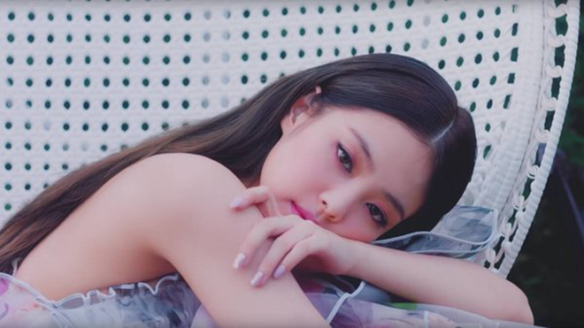 'Choáng' với số váy áo hàng hiệu tuyệt đẹp của Jennie Blackpink trong MV 'Solo'