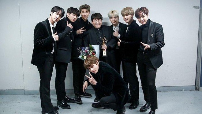 Fan chết cười mỗi khi BTS 'đá xoáy' ông chủ BigHit Entertainment