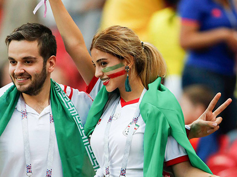 Bỏ khăn trùm đầu, nữ CĐV Iran khiến khán giả sửng sốt trước vẻ đẹp rạng ngời