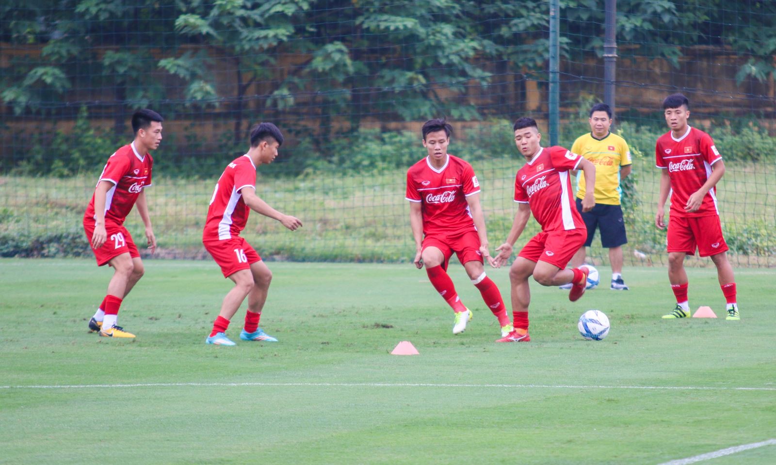 Tuyển Việt Nam tập kín giấu bài, Xuân Trường có lượng fan 'khủng' trên mạng xã hội