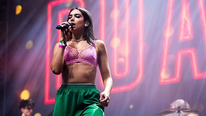 'Biểu tượng nữ quyền mới' Dua Lipa đổ gục giữa show, phải đi viện gấp