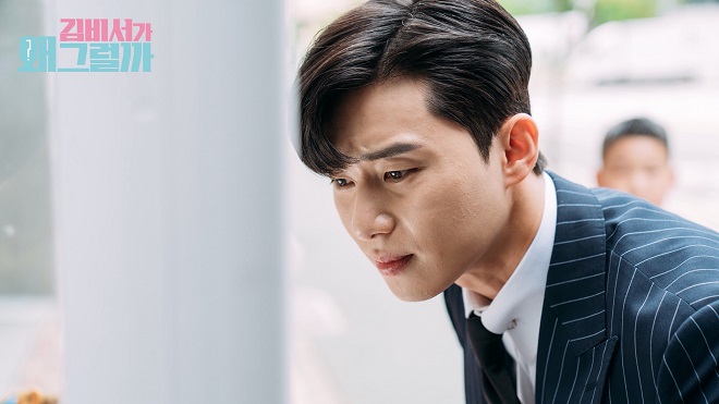 Park Seo Joon đáng yêu giữa 'cuộc chiến' chống lại máy gắp đồ chơi trong ‘Thư ký Kim’