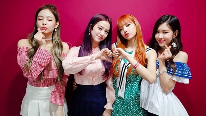 Gậy sáng của Black Pink: Bí ẩn ngọt ngào sau thiết kế của bốn cô nàng tài hoa