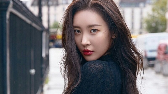 Sunmi bị ném đá dữ dội vì tâng bốc BTS quá lời